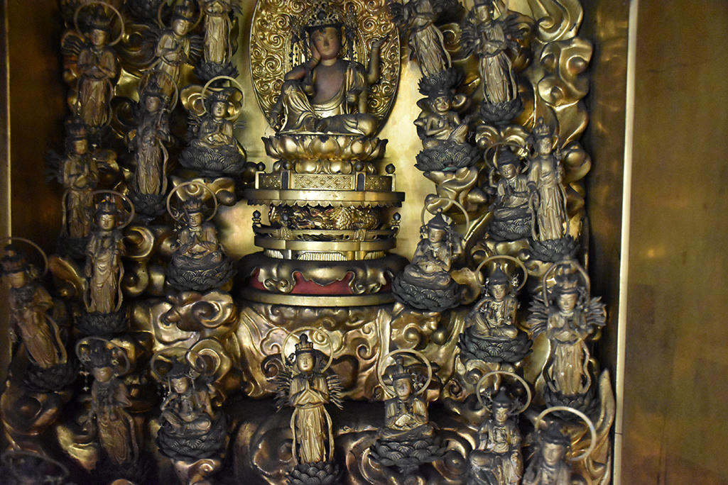 極品カリン木彫り 観音仏像 形がふくらんで立体であり 細かい彫りの技です 手作り 実木　彫刻工芸品 総高：25cm Ben5M-188 極品カリン木彫り 三面観音仏像 形がふくらんで立体であり 細かい彫りの